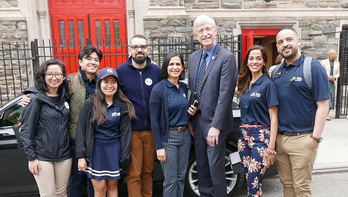 Director de los NIH, el Dr. Francis Collins, con un grupo de colaboradores de All of Us en el evento del lanzamiento de All of Us en mayo de 2018.