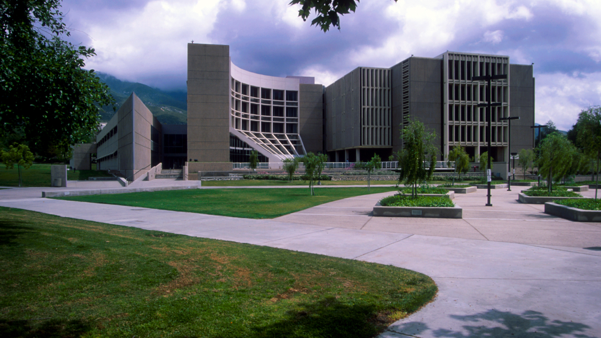 Image of the main campus of Cal State University's San Bernadino location.