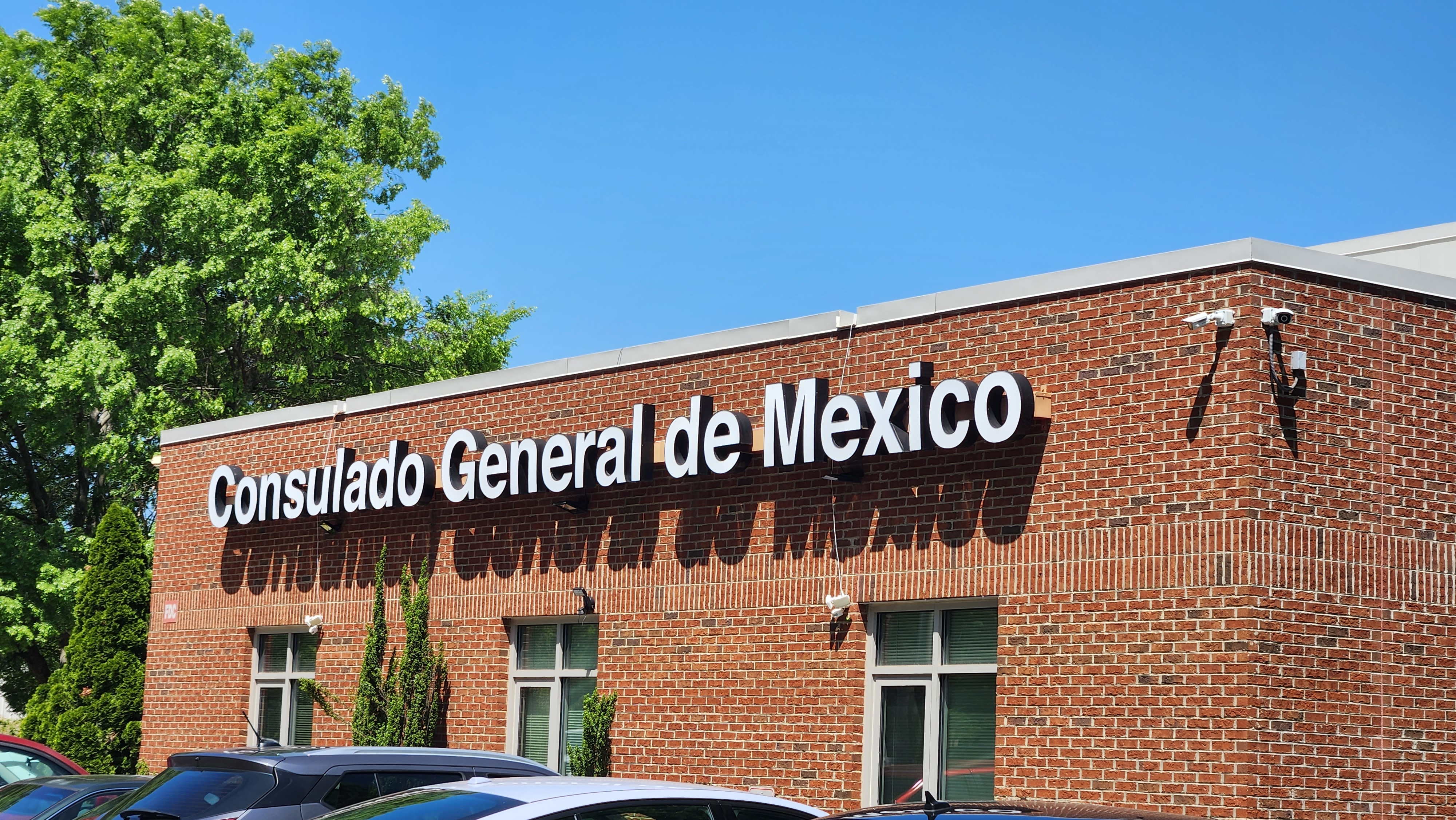 front entrance of Consulado de General Mexico