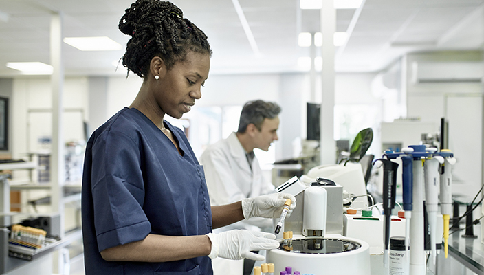 Investigadores en un laboratorio trabajan con muestras biológicas.